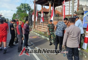 Tripika dan Danramil Petang Bagikan Bendera Merah Putih dalam Rangka HUT RI Ke-80