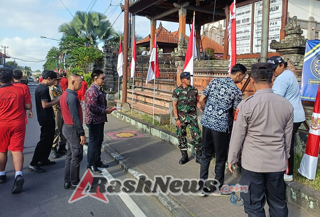 Tripika dan Danramil Petang Bagikan Bendera Merah Putih dalam Rangka HUT RI Ke-80