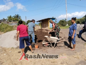 Kemanunggalan TNI-Rakyat Terlihat dalam Karya Bhakti Pengangkutan Pasir di Woloare