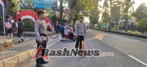 Personil Satresnarkoba Polres Karangasem Atur Lalu Lintas di Depan SMPN 2 Amlapura