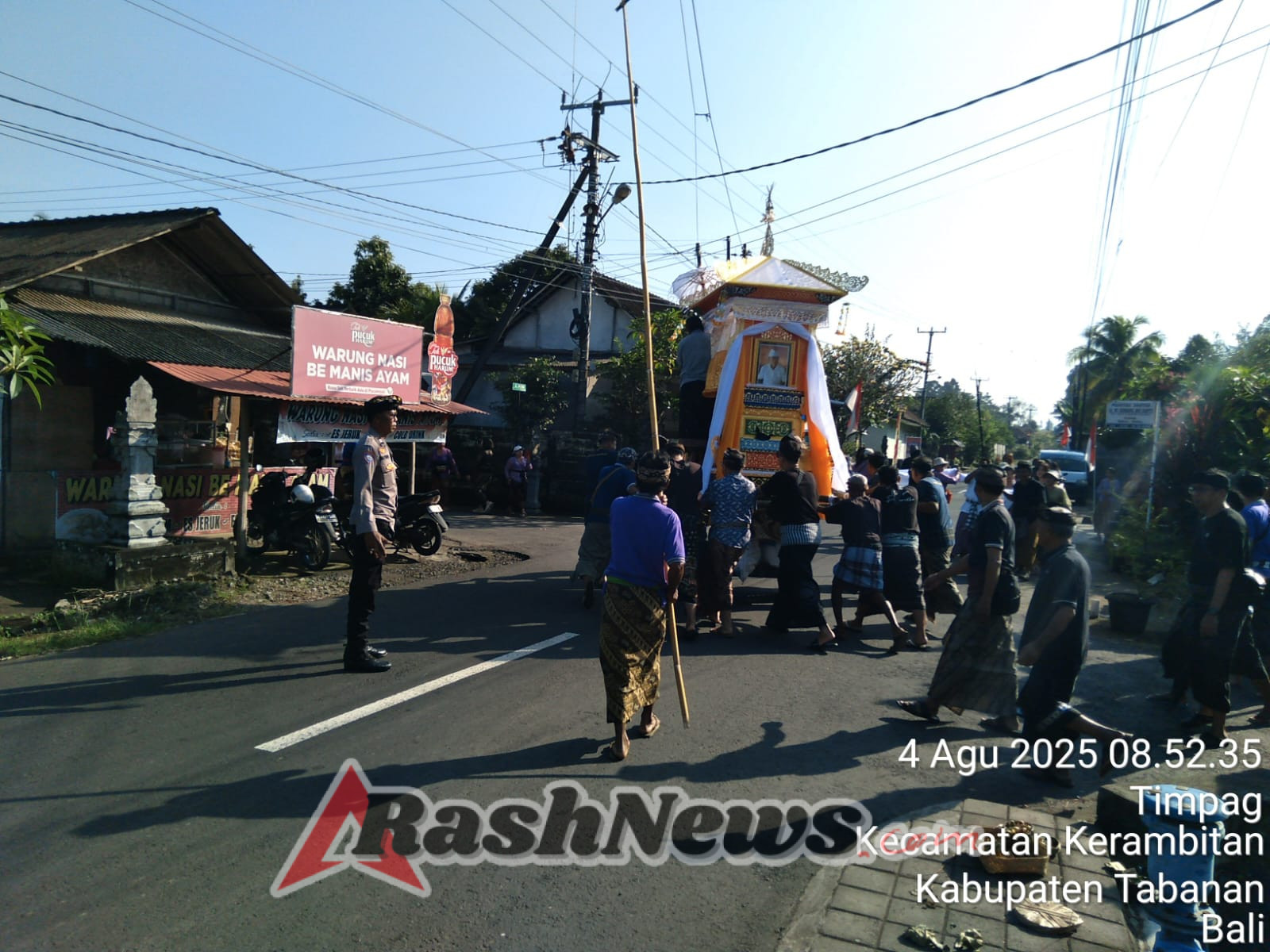 Bhabinkamtibmas dan Desa Timpag melaksanakan Pengamanan kegiatan Ngaben