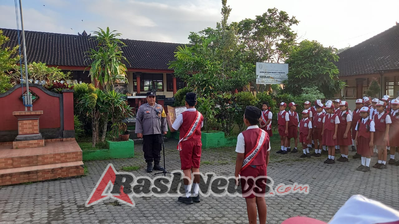 Bhabinkamtibmas Polsek Blahbatuh Tanamkan Nilai Disiplin dan Cinta Tanah Air di Sekolah Dasar
