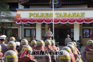 *Polres Tabanan Gelar Apel Siaga Antisipasi Unjuk Rasa Ke Polda Bali*