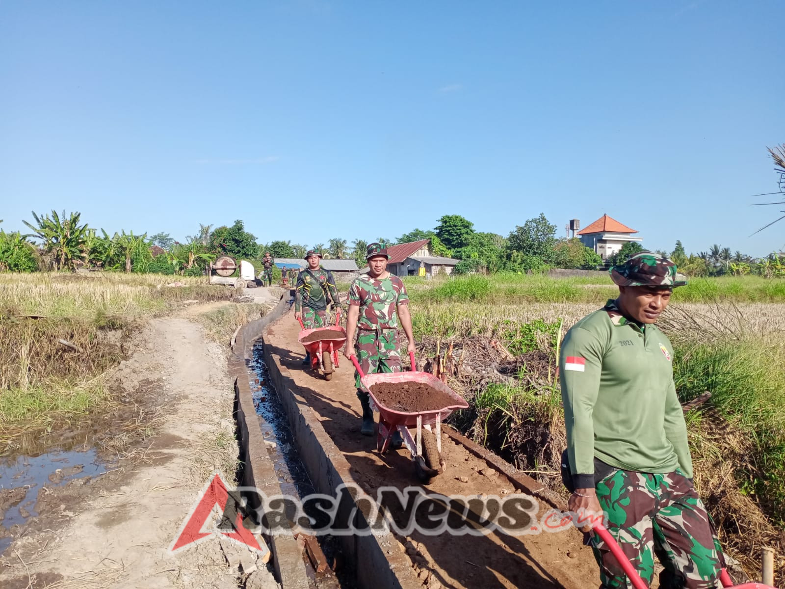 Dan SSK dan Warga Batuan Kompak Bangun Jalan Usaha Tani, Bukti Nyata TMMD untuk Rakyat