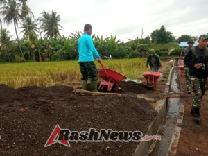 Sinergi TNI dan Rakyat Desa Batuan Sukseskan Pembangunan Jalan Usaha Tani TMMD Gianyar