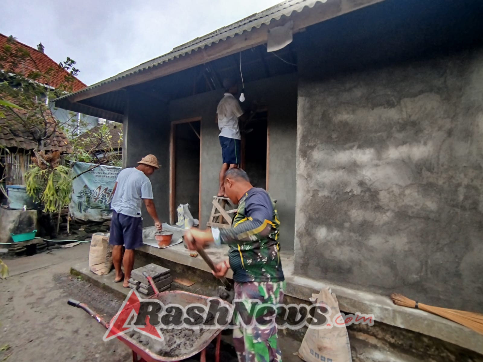 Dansatgas TMMD dan Warga Desa Batuan Kompak Rehab Rumah Tukang Sampah