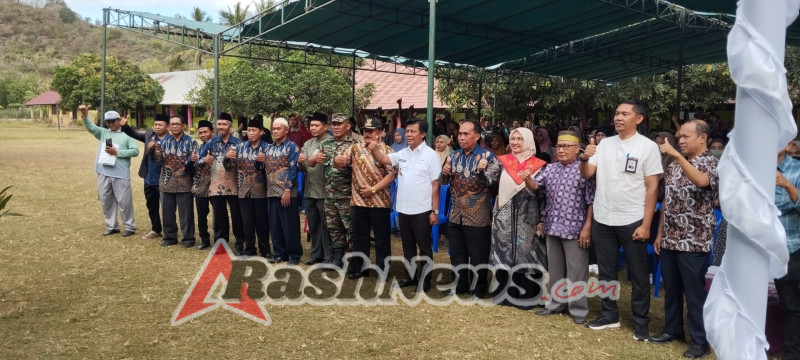 Bupati KSB Serahkan Kartu SBM di Maluk, Dihadiri Danpos Ramil 1628-02/Sekongkang