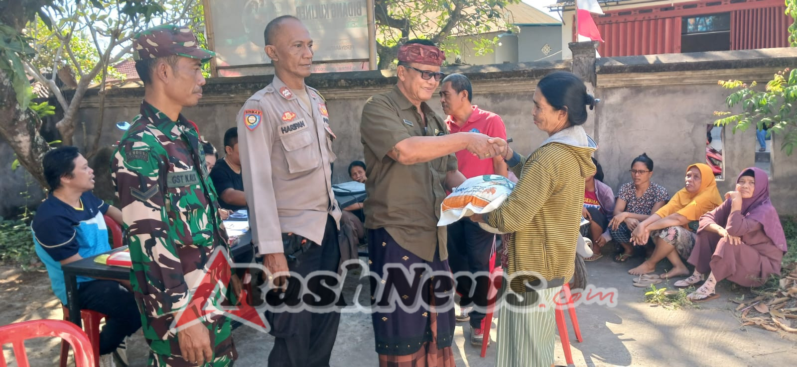 Setiap penerima mendapatkan dua karung beras (20 kg). untuk bulan Juni dan Juli Tahun 2025.