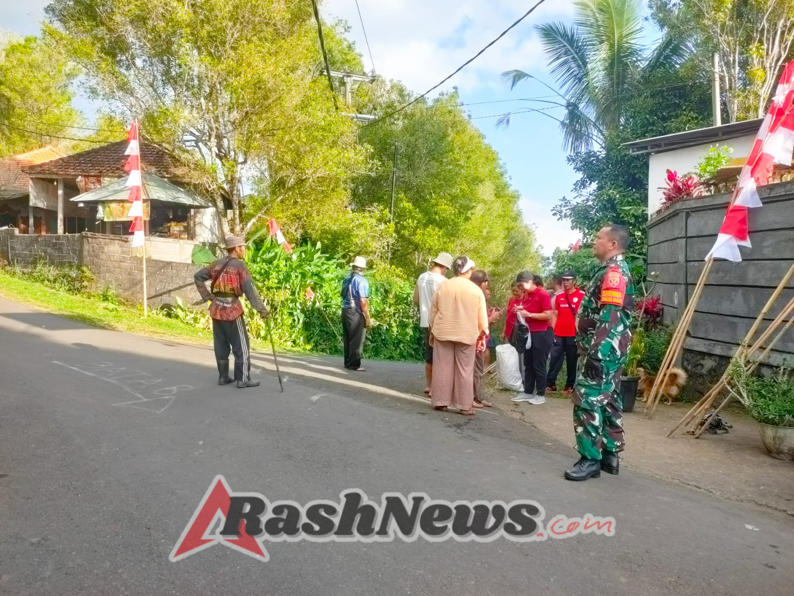 Kebersamaan Babinsa Pedawa dan Masyarakat Warnai Persiapan HUT RI ke-80