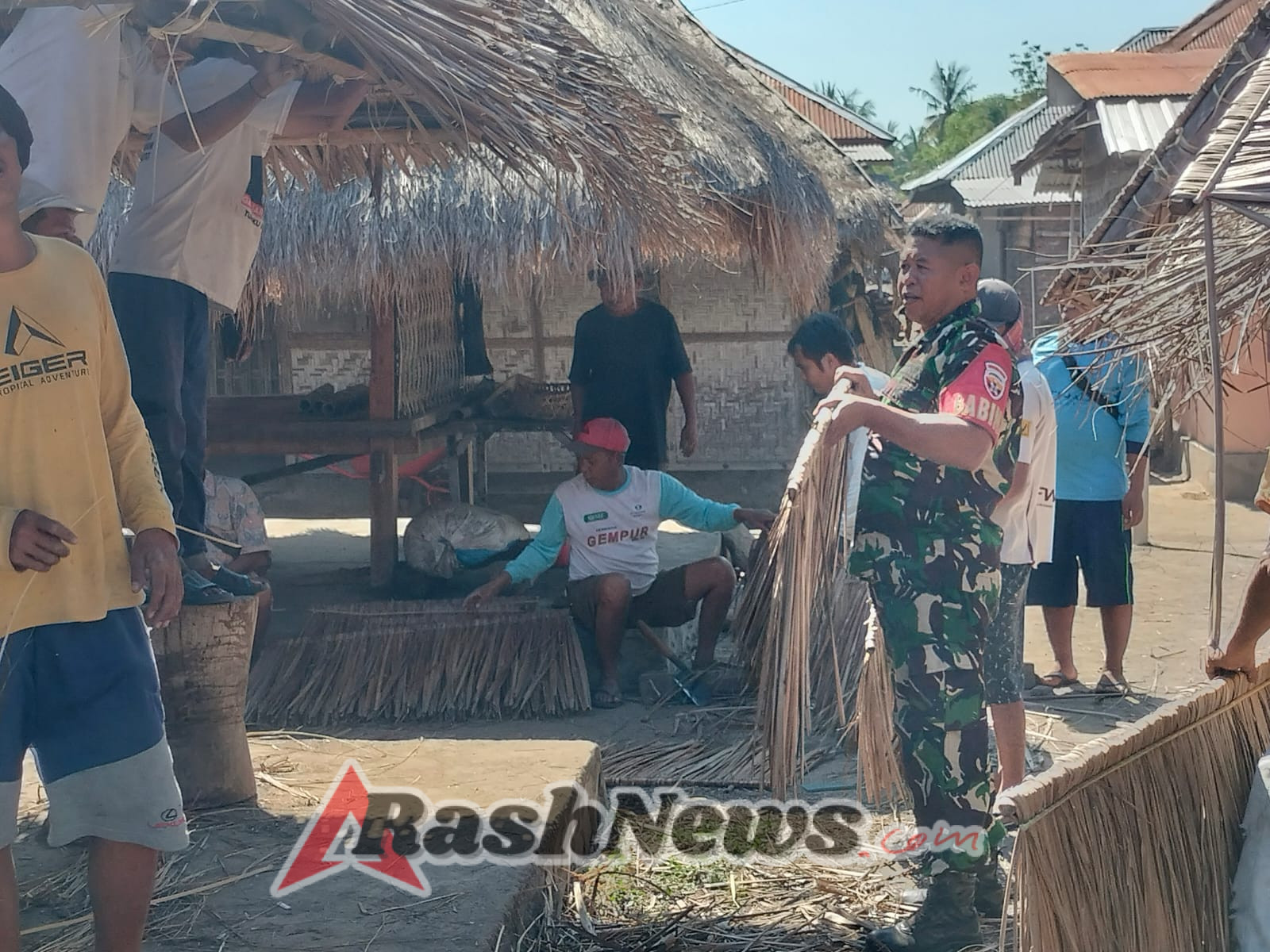 TNI dan Warga Kompak Bangun Berugak di Lombok Utara