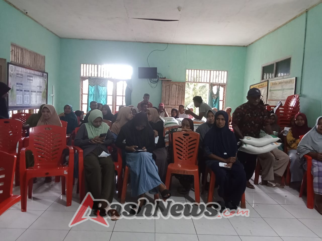 Babinsa Koramil 1624-01/Adonara Pastikan Penerimaan Bantuan Pangan Berjalan Lancar