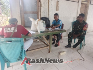 Pastikan Bantuan Tepat Sasaran, Babinsa Ende Dampingi Distribusi Beras Pemerintah