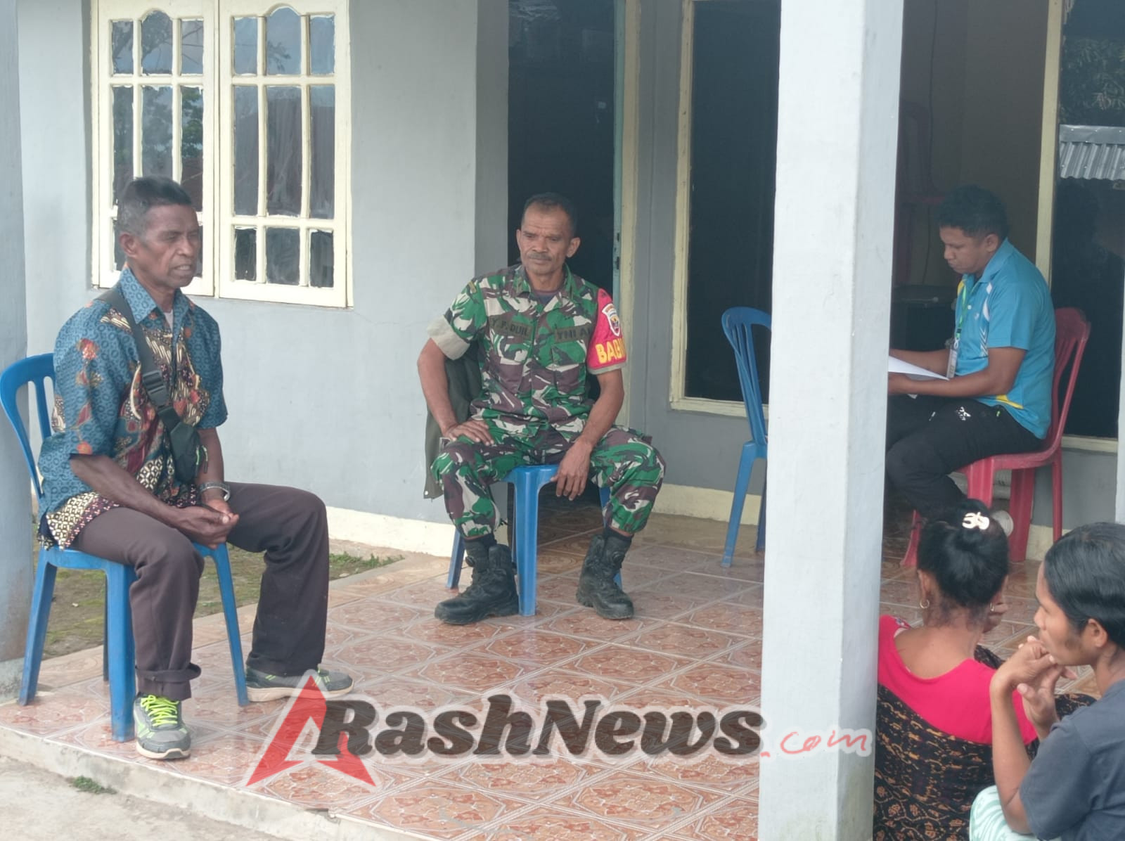 TNI Hadir untuk Rakyat: Babinsa Ende Dampingi Warga Terima Bantuan Pangan