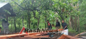 Meski Hujan, Babinsa dan Warga Nuamulu Tetap Semangat Laksanakan Karya Bakti