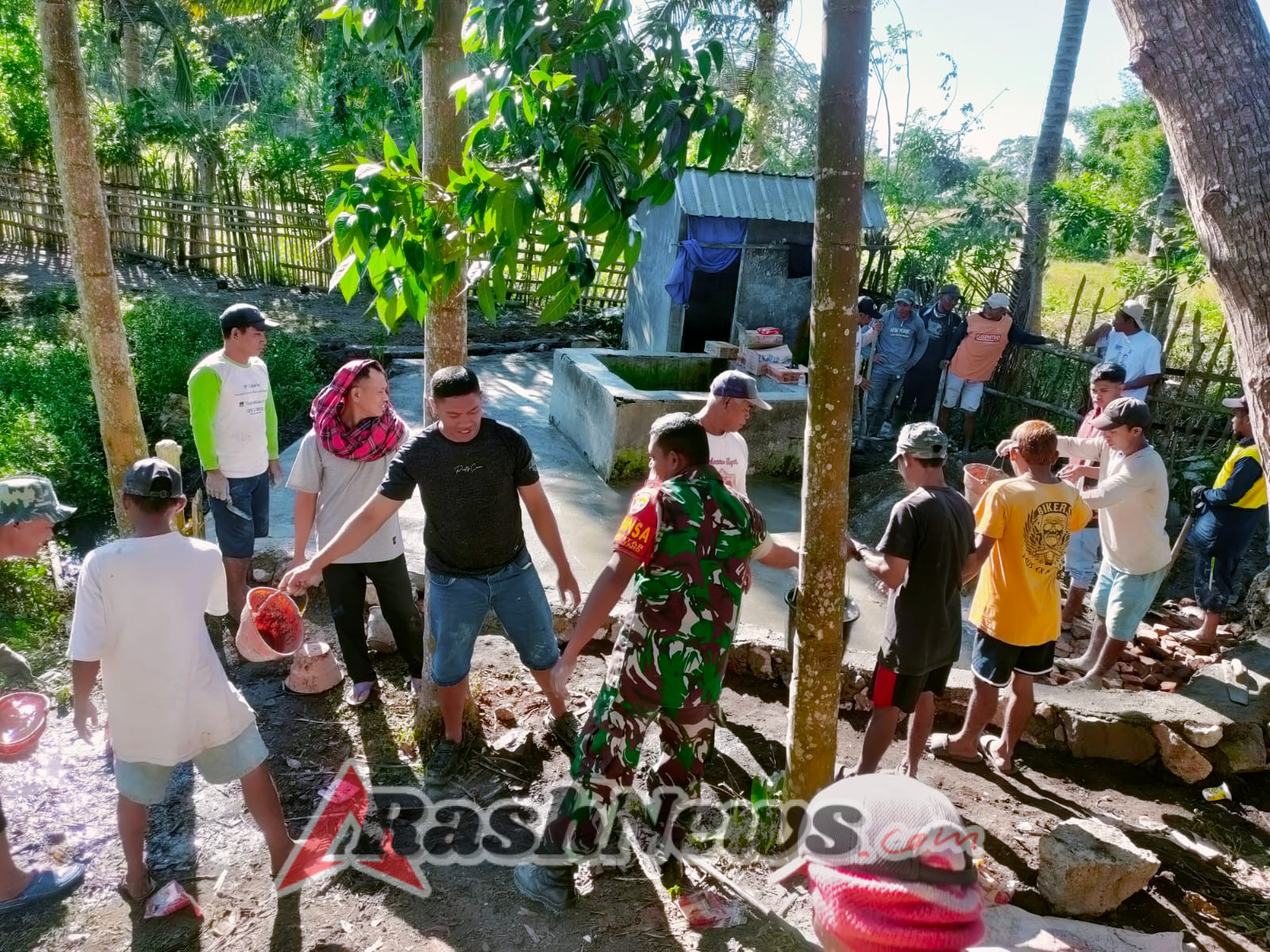 Dukung Akses Air Bersih, Babinsa Mantar dan Warga Lakukan Gotong Royong