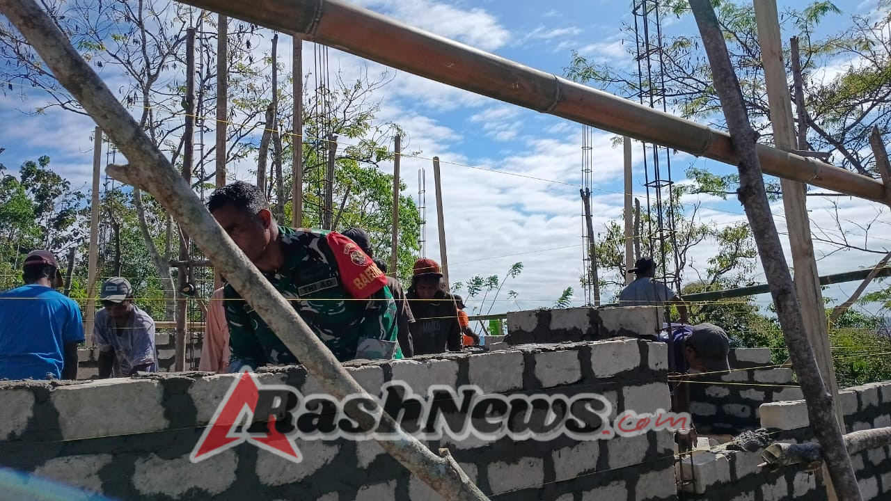 Babinsa Koramil 02/Walakaka Bantu Warga Bangun Rumah di Desa Gaura