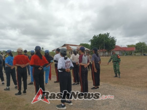 HUT RI Babinsa Koramil 03/Pahunga Lodu Latih PBB Siswa SMK Negeri Pahunga Lodu