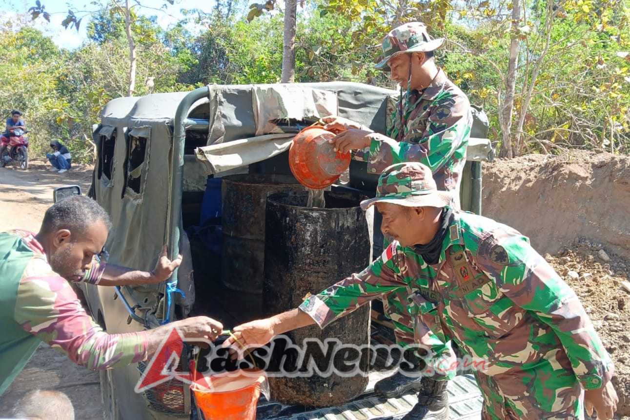 Personil Satgas TMMD 125 Kodim Belu Bersama Masyarakat Angkut Air Untuk Kebutuhan Pekerjaan