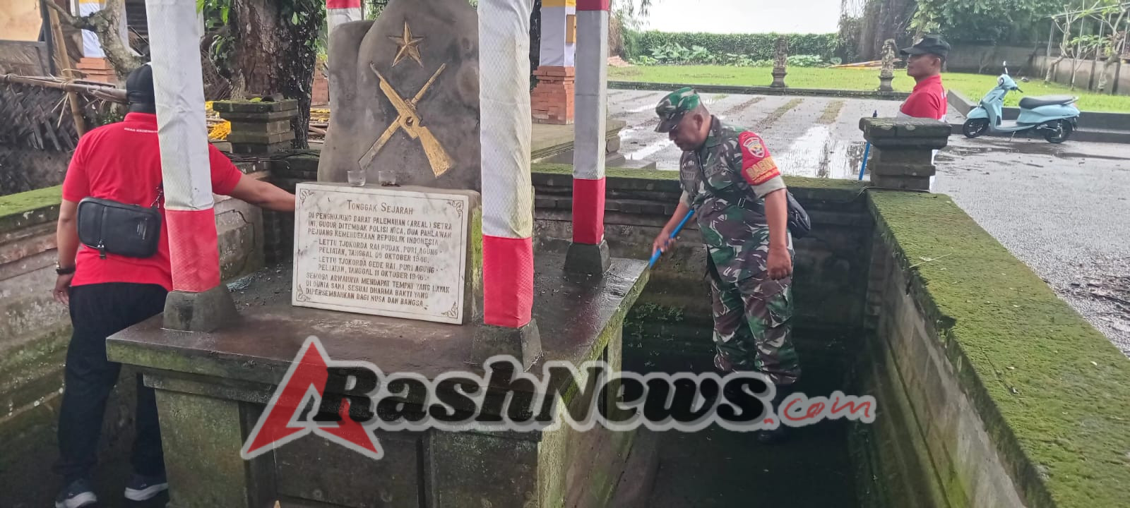 Tingkatkan Jiwa Kebangsaan, Babinsa Kedewatan Laksanakan Karya Bhakti di Tugu Pahlawan