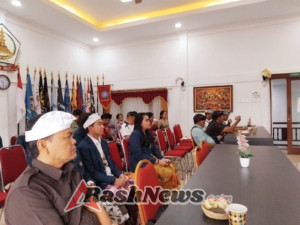 Babinsa Pererat Hubungan dengan Mahasiswa Lewat Dukungan Kegiatan KKN di Wilayah Binaan