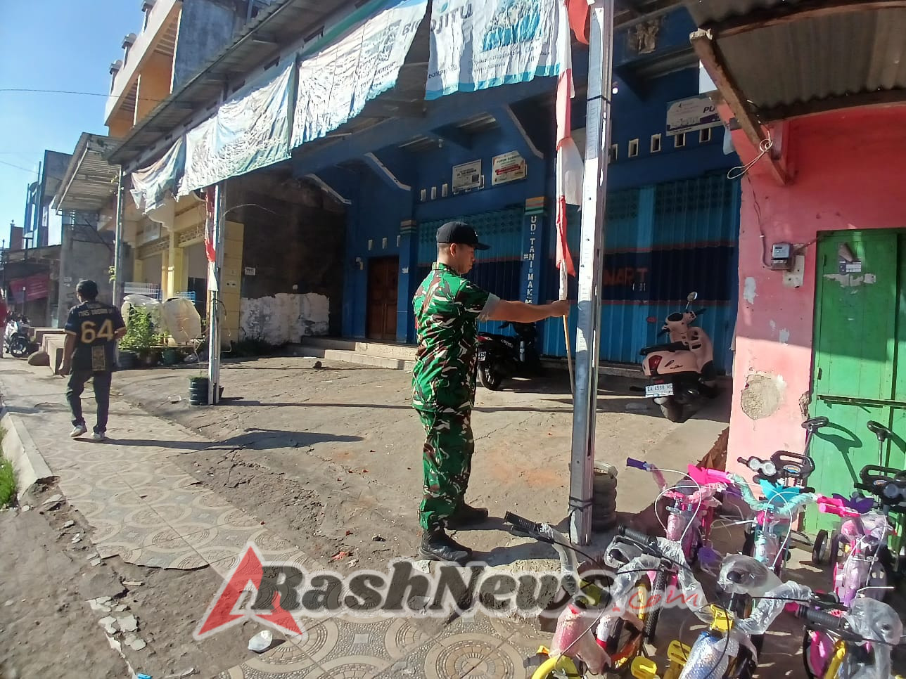 Gotong Royong Babinsa Potu, Sambut 17 Agustus Meriah