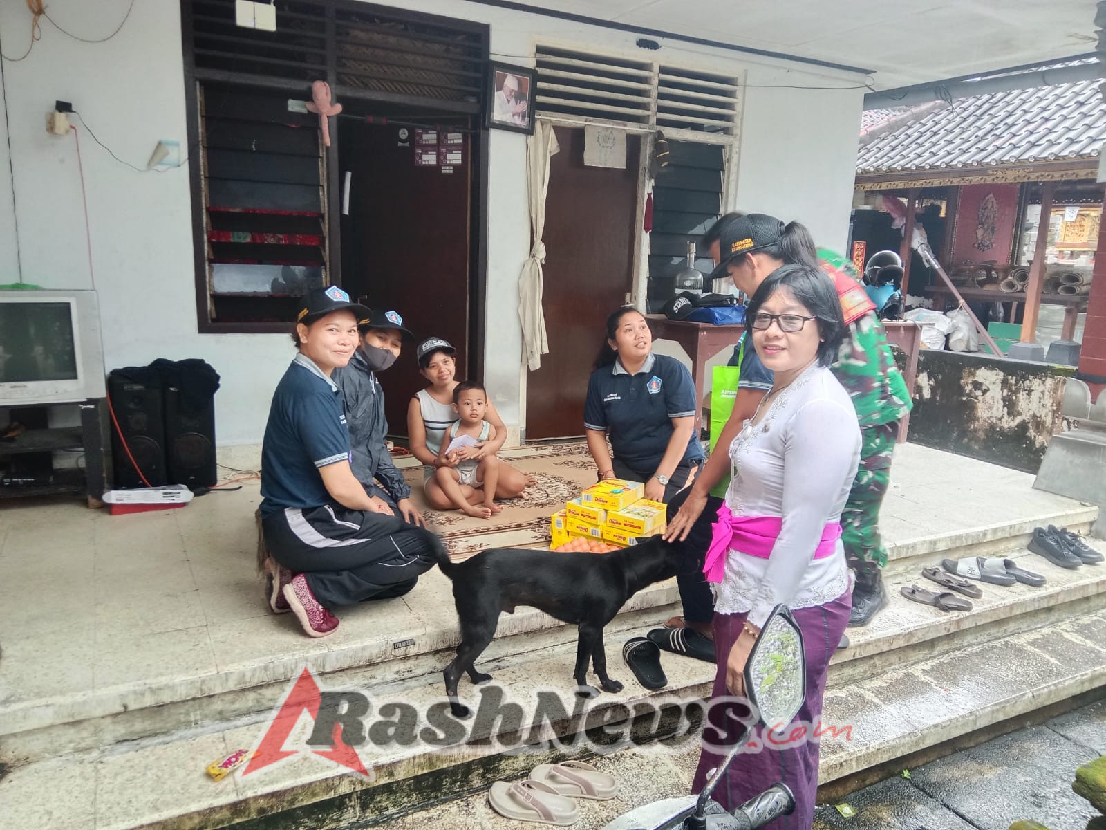 Perangi Stunting, Babinsa Semarapura Kauh Dampingi Penyaluran PMT