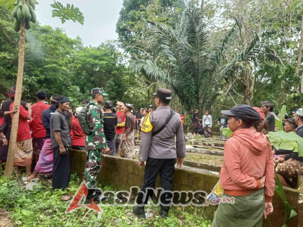 Upacara Ngebet Tulang dan Ngeroras Di Batukandik Di Amankan TNI Porli Dan Pecalang