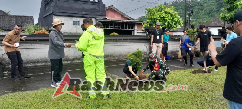 Babinsa Selisihan Dampingi Mahasiswa KKN Wujudkan Desa Bersih Dan Sehat melalui Aksi  Tanam Pohon