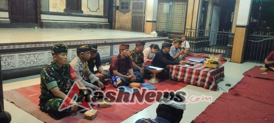 Bersatu Dalam Tradisi, Babinsa Satra Dampingi Pengukuhan Kelihan Banjar Adat
