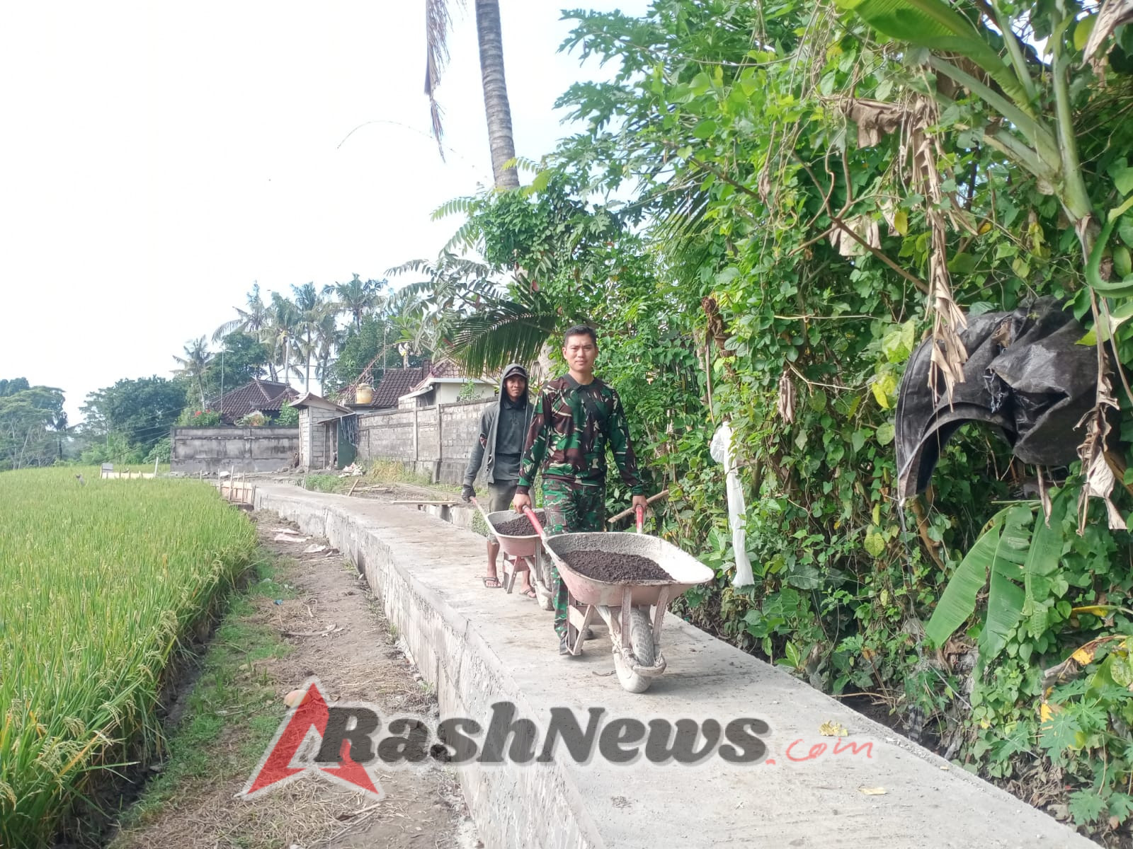 Hari ke-10 TMMD, Dan SSK Lettu Cpl Nyoman Prajana Jadi Motor Gotong Royong Warga