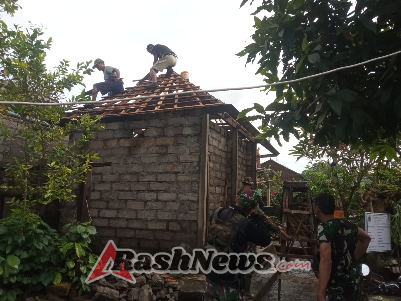 Rehab RTLH Warga Batuan Bukti Kuatnya Kebersamaan Dansatgas dan Masyarakat