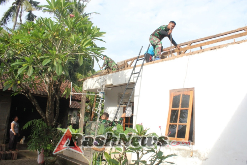 TNI dan Rakyat Bersatu, Wujudkan Rumah Layak Huni bagi Warga Banjar Jeleka