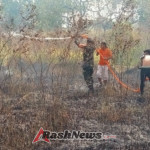 Babinsa, Bhabinkamtibmas, dan BPBD Gerak Cepat Padamkan Kebakaran Lahan