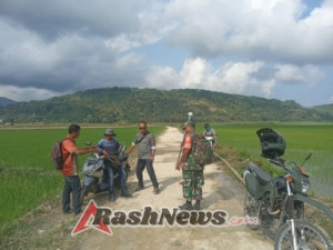 Babinsa Dampingi Pengukuran Tanah di Desa Baliloku