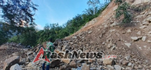 Babinsa Ramil 1602-02/Wolowaru Sigap Tanggulangi Longsor di Jalur Trans Ende-Maumere