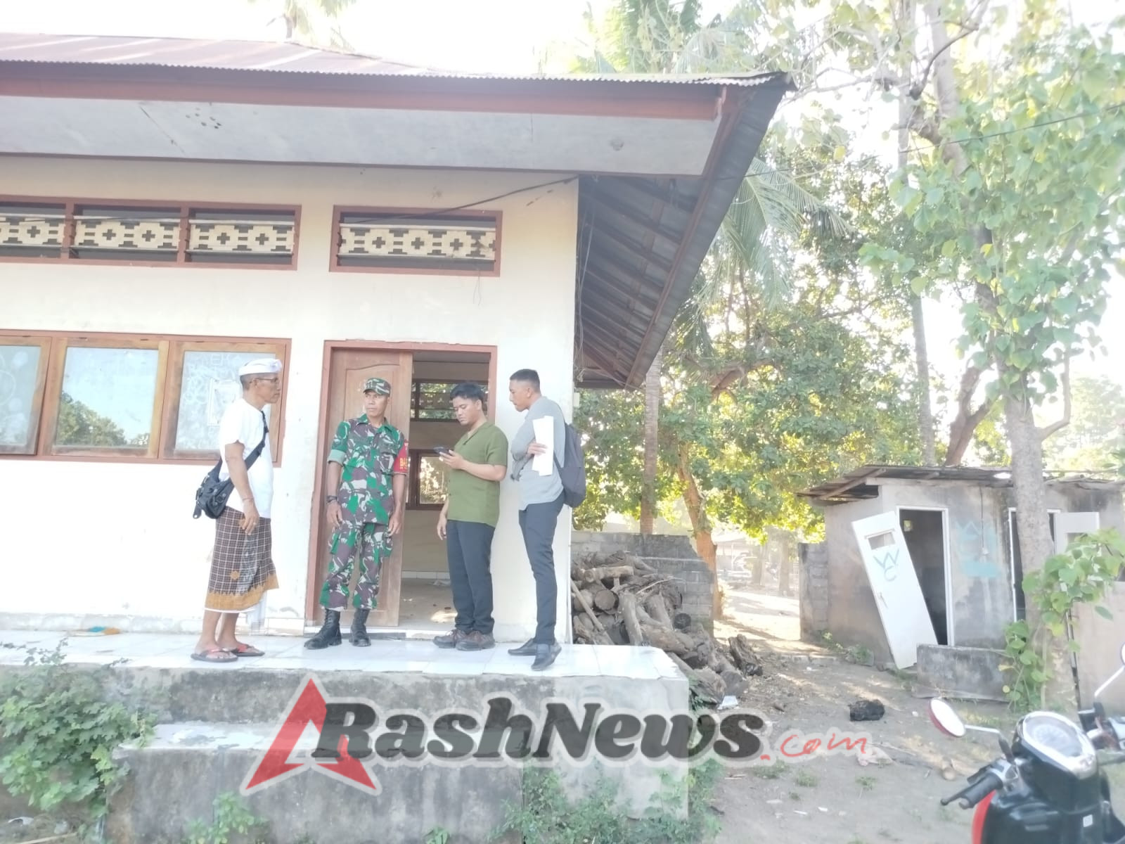 Babinsa jajaran Kodim 1623/Karangasem dampingi SPPI tinjau lokasi untuk pembangunan dapur sehat. 