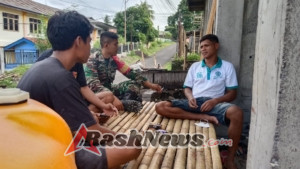TNI AD Lewat Babinsa Perkuat Kemanunggalan dengan Warga Desa Manulondo