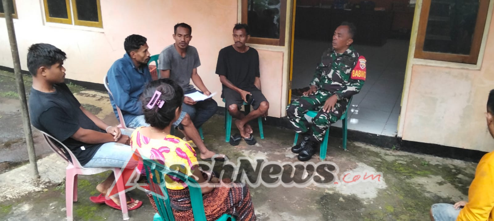 Babinsa Koramil 1602-01/Ende Ajak Masyarakat Jaga Keamanan dan Kesehatan Saat Musim Hujan