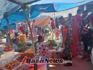 Babinsa Ende Sukses Gelar Komsos dan Monitoring di Wilayah Pasar Watuneso