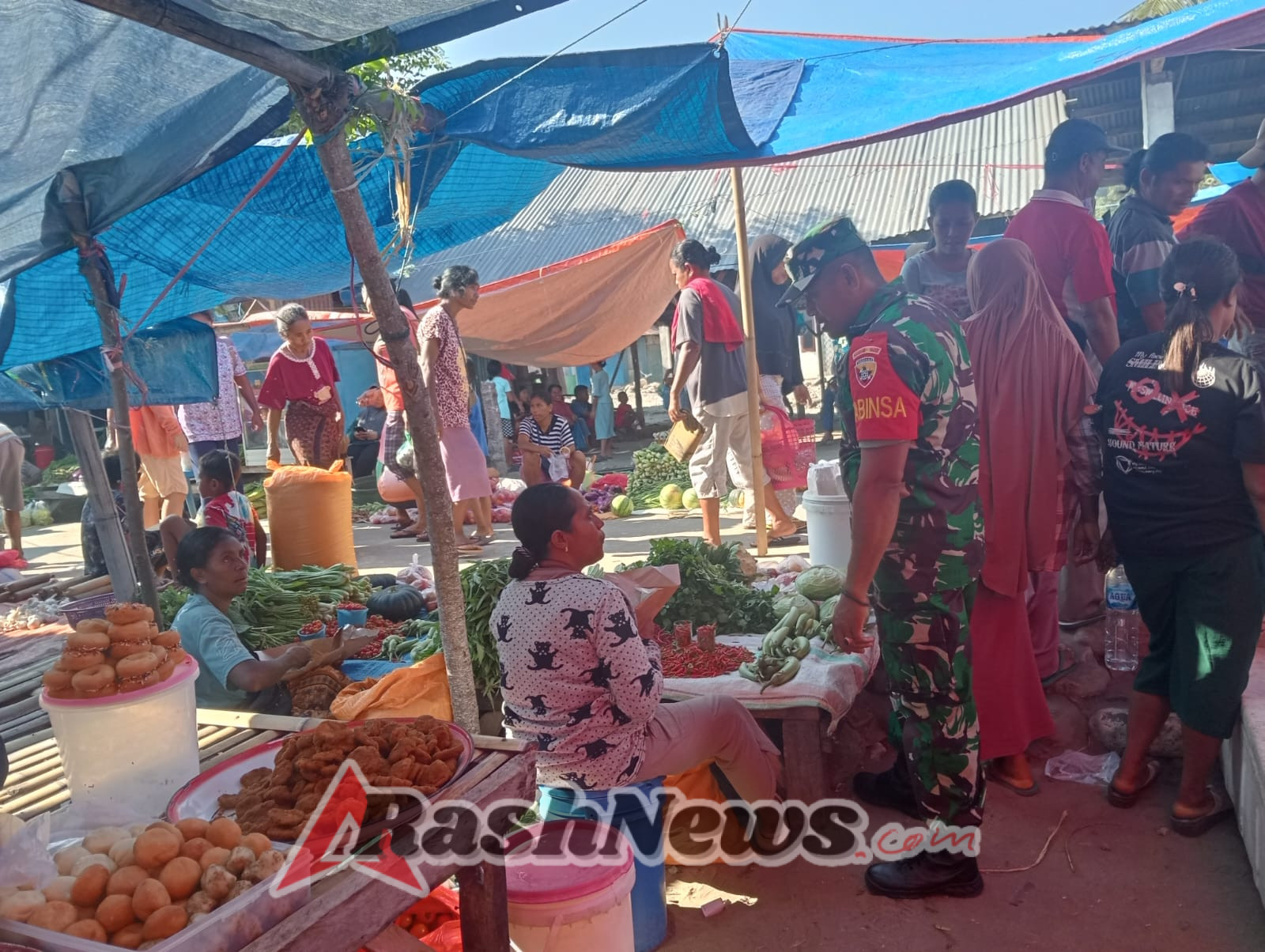 Babinsa Ende Sukses Gelar Komsos dan Monitoring di Wilayah Pasar Watuneso