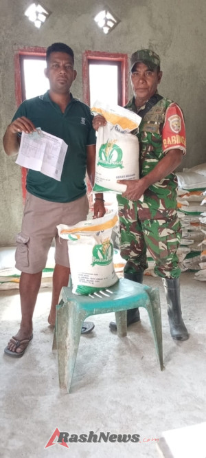 Babinsa Ende Tingkatkan Kamtibmas saat Penyaluran Bantuan Beras Pemerintah