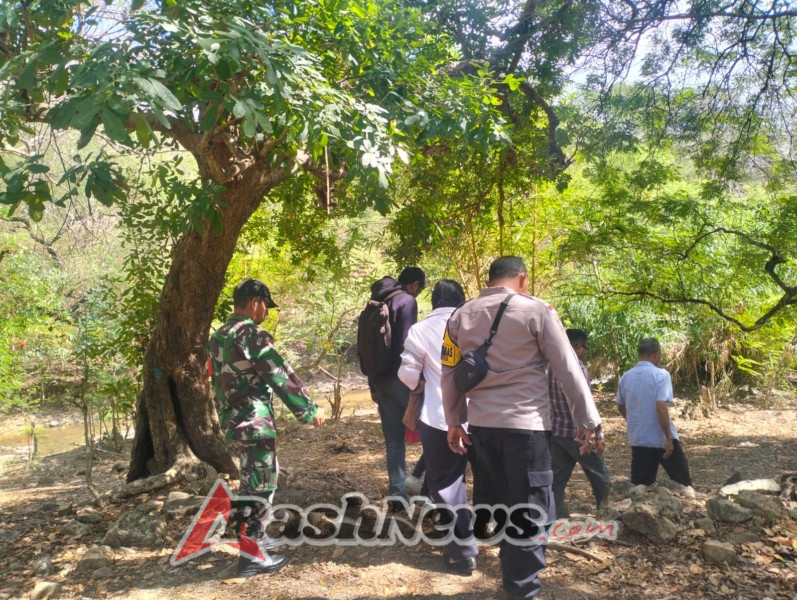 Babinsa Aktif Dukung Penanganan Banjir di Kelurahan Airnona
