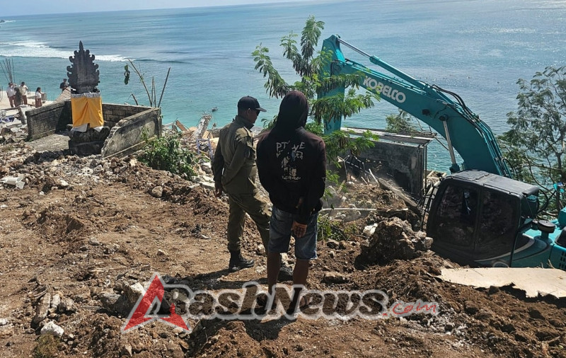 Bersama Pihak Terkait Atensi dalam Pembongkar Bangunan Liar di Pantai Bingin