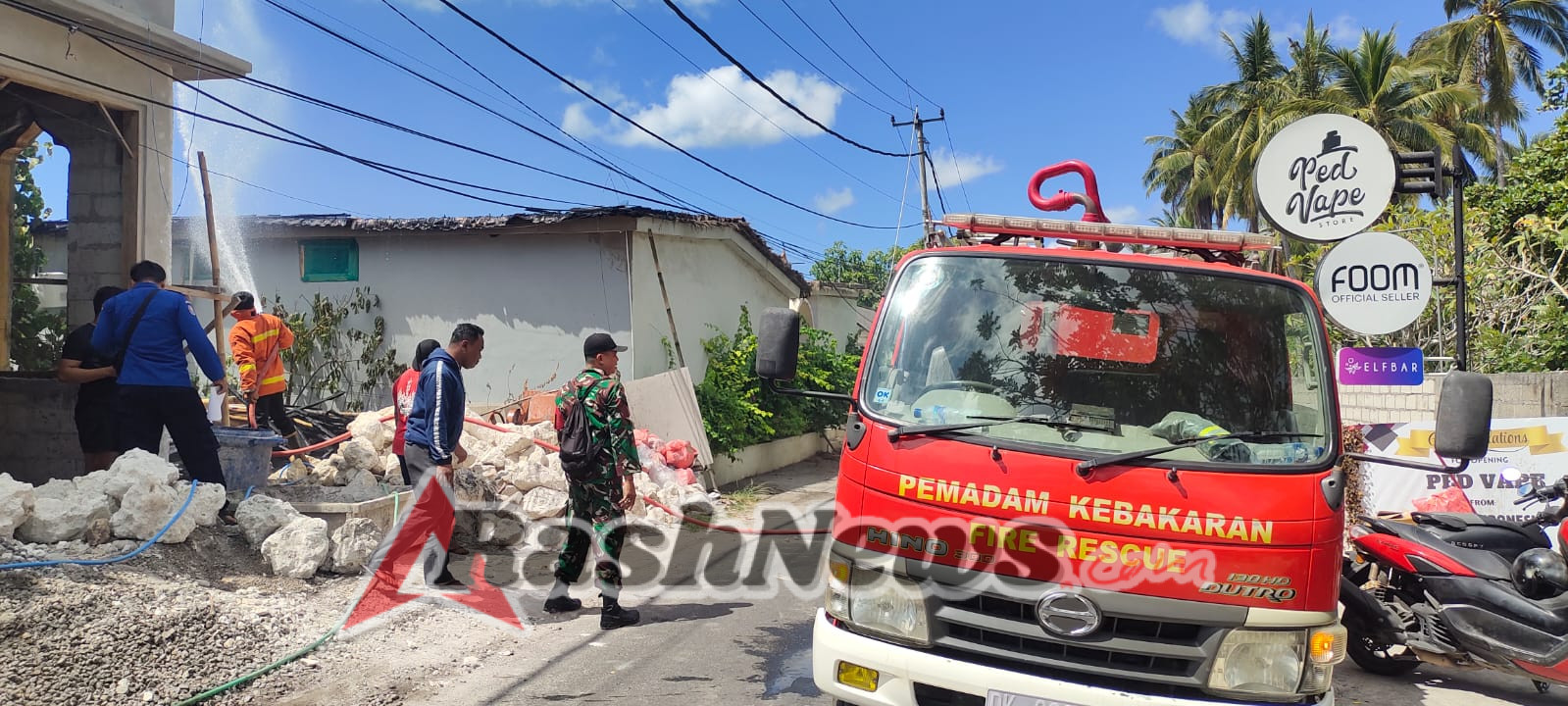 Berjibaku Babinsa Dan Damkar Di Nusa Penida Padamkan Api Membakar Villa