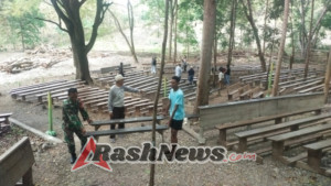 Jelang Ibadat Minggu, Babinsa Turun Tangan Bersihkan Gereja Bersama Warga