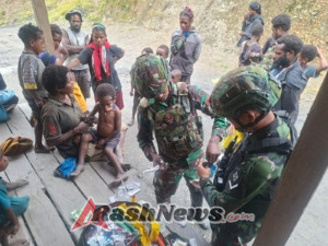 Pertolongan Cepat Satgas Yonif 743/PSY Obati Anak Korban Kecelakaan di Yambi