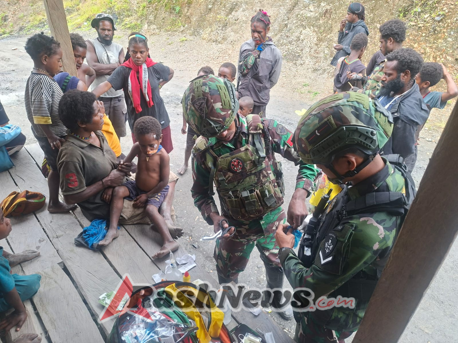 Pertolongan Cepat Satgas Yonif 743/PSY Obati Anak Korban Kecelakaan di Yambi