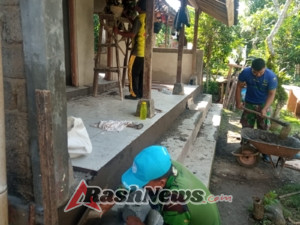 Dan SSK TMMD dan Warga Banjar Puaya Kompak Rehab Rumah Warga Tidak Layak Huni