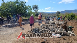 TNI dan Masyarakat Bahu Membahu Kebut Pengerjaan Sasaran Fisik Pembangunan Jalan
