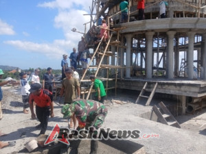 Babinsa Koramil Gerung Aktif Dukung Pembangunan Masjid